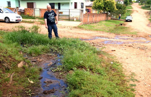 Bueiros entupidos fazem esgoto correr a céu aberto na Rua Gregório da Fonseca