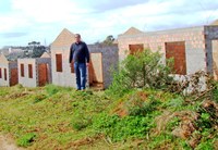 Obra paralisada das casas populares no Habitar Brasil está a mercê dos vândalos