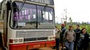Pais de alunos no Taboão trancam estrada para exigir troca no transporte escolar