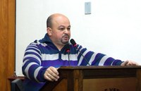 Vereador Julinho sugere parcerias para recuperação das praças da cidade