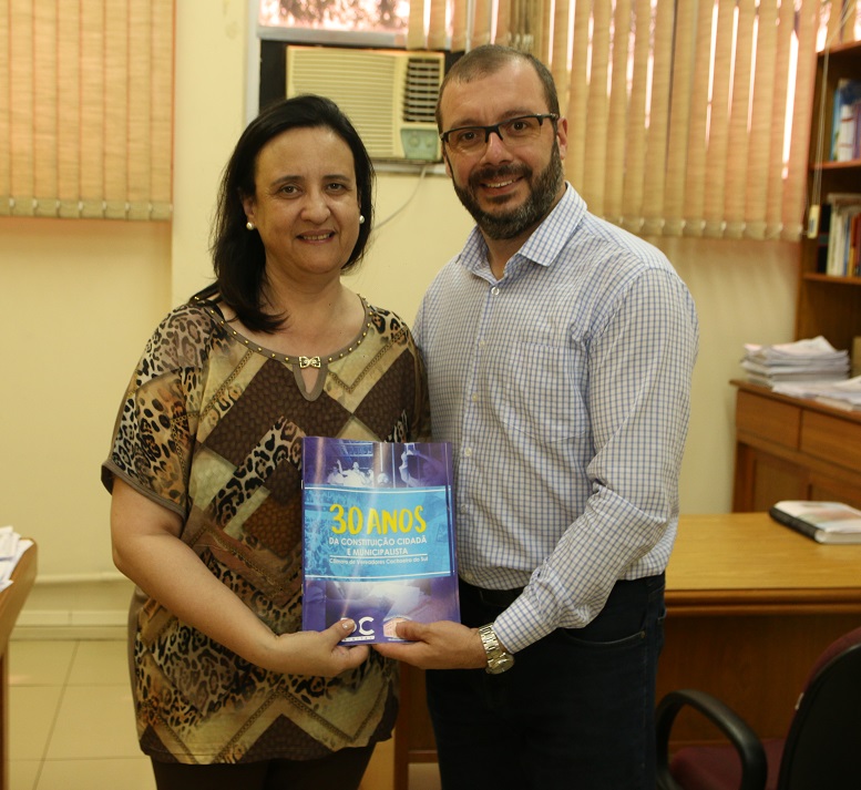 Câmara entrega revista dos 30 anos da Constituição Federal a escolas e universidades.