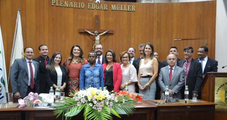 Mês da mulher: Câmara homenageia promotora de justiça e recicladora.