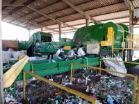 Vereadores vão ao Paraná conhecer projeto de triagem mecanizada de resíduos sólidos.