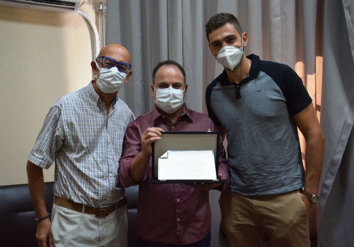 Presidente entrega placa comemorativa para Enzilab