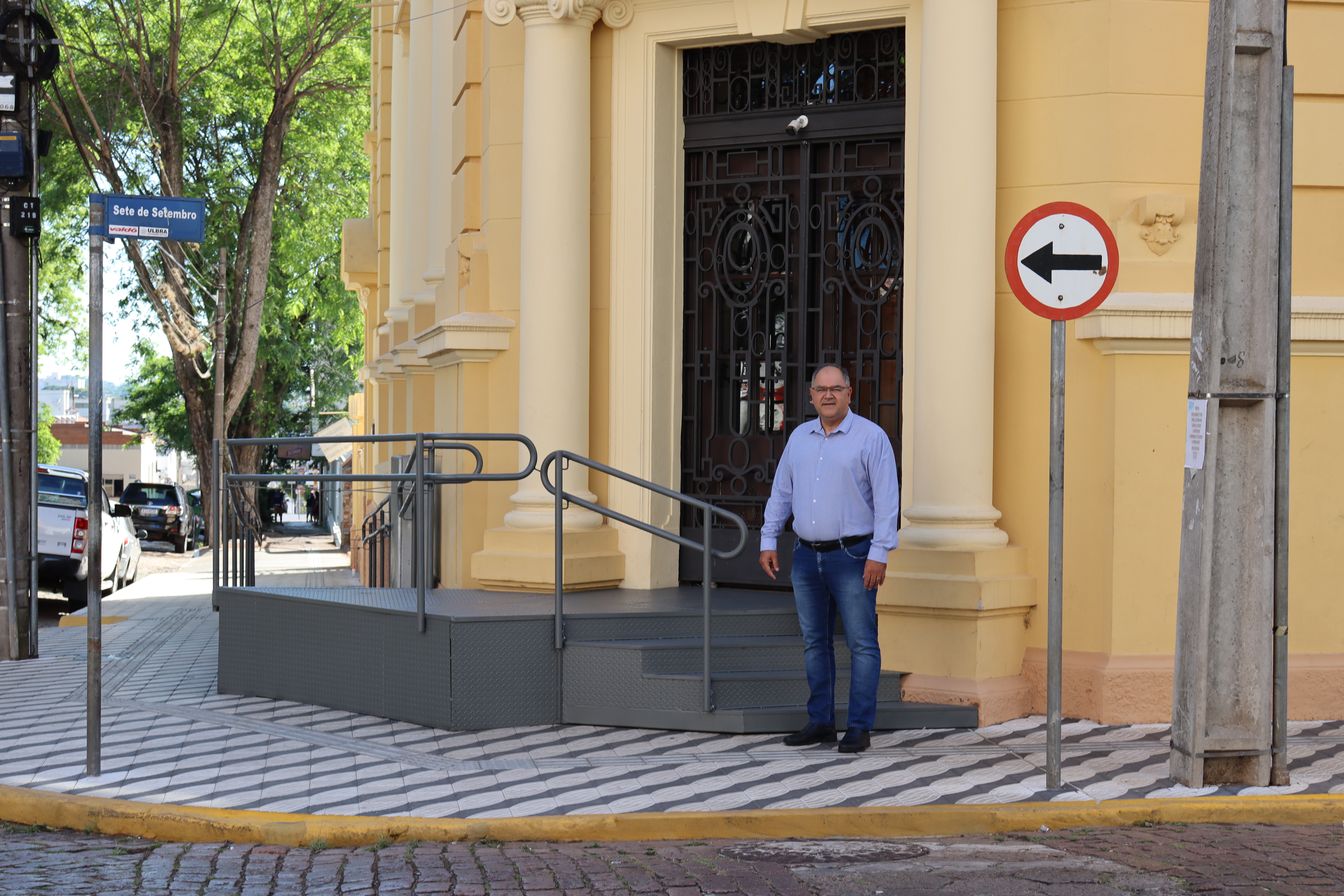 Câmara instala rampa reversível de acessibilidade