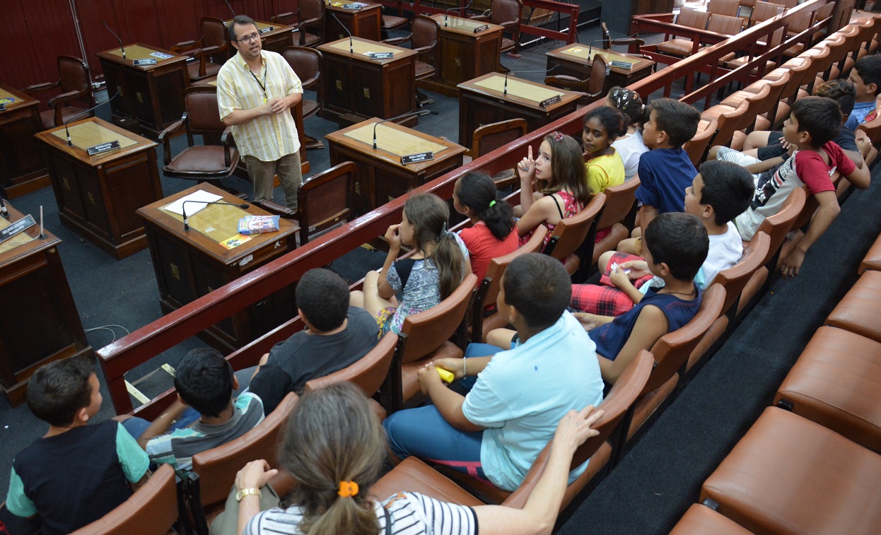 Alunos da Escola Bairro Carvalho conhecem a Câmara.