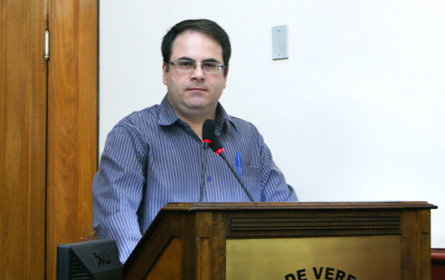 Luiz Paixão presta juramento e assume cadeira na Câmara no lugar de Cleber Cardoso.