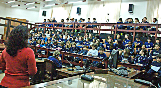 Maristas do projeto Pequenos Eleitores realizam atividade no Plenário Edgar Müller.