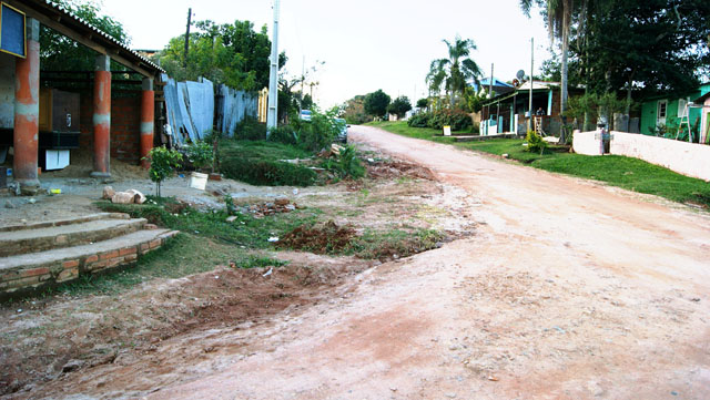 Moradores da Fontoura Xavier pedem para vereador intervir por calçamento.