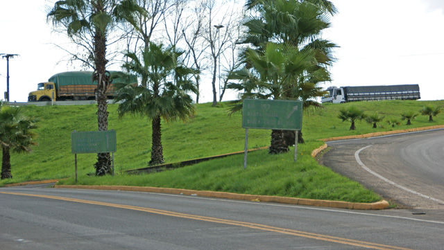 Placas de sinalização no trevo do Posto do Loló estão totalmente apagadas.