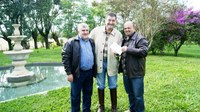 Willy Haas recebe Julinho e Godoy para acertar detalhes sobre homenagem do dia 18.