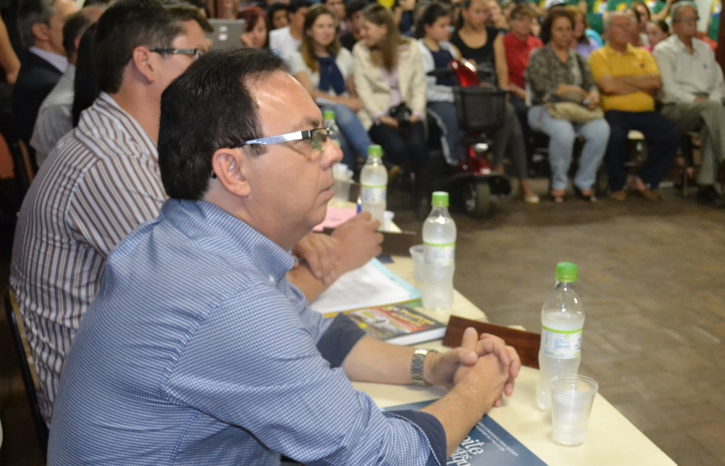 Augusto Cesar quer uso de pisca-alerta nos estacionamentos de farmácias