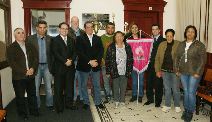 Câmara de Vereadores homenageia os 25 anos da Escola de Samba Unidos da Vila