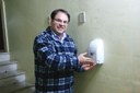 Combate à gripe: Câmara instala suportes de álcool gel