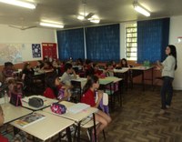 Daniela fala sobre sua trajetória aos estudantes da Escola Municipal Dinah Néri Pereira