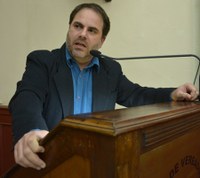 Câmara aprova PL que proíbe animais presos em vias públicas.