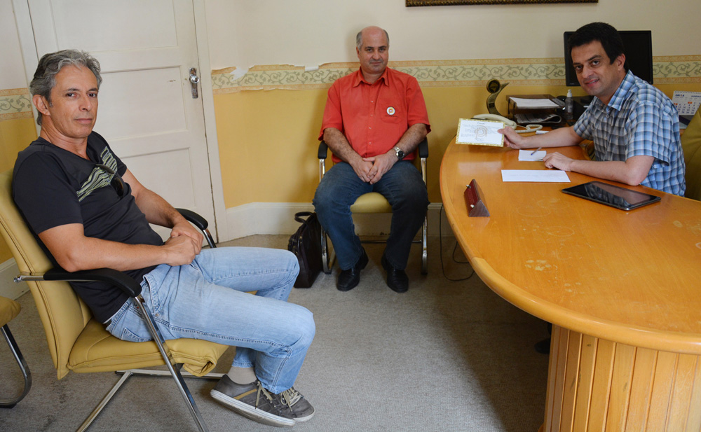 Figueiró e Homero debatem com diretor executivo da Agro-Pertences melhorias na área industrial do município.