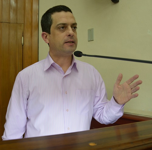 Figueiró questiona parceira da Prefeitura com universidades.