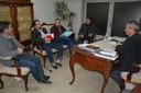 Paixão apresenta a Neiron projetos que valorizam servidores municipais.