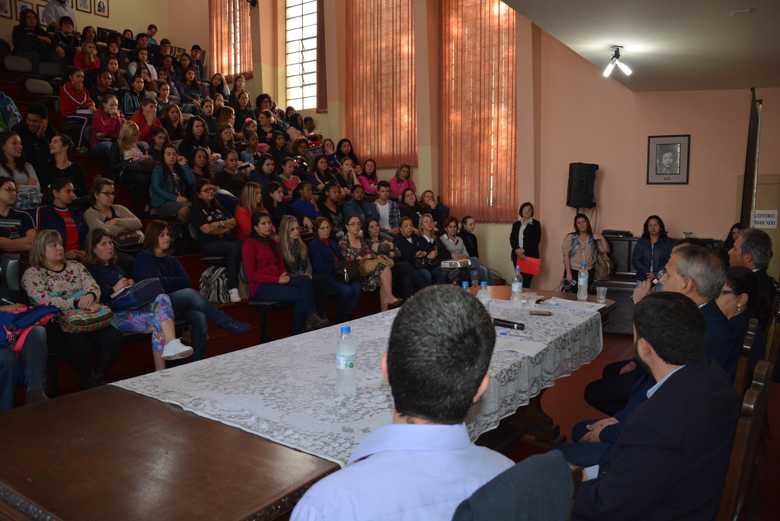Auditório do João Neves lotado com o projeto Câmara nas Escolas