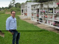 Augusto cobra construção de sepulturas prometidas pelo prefeito